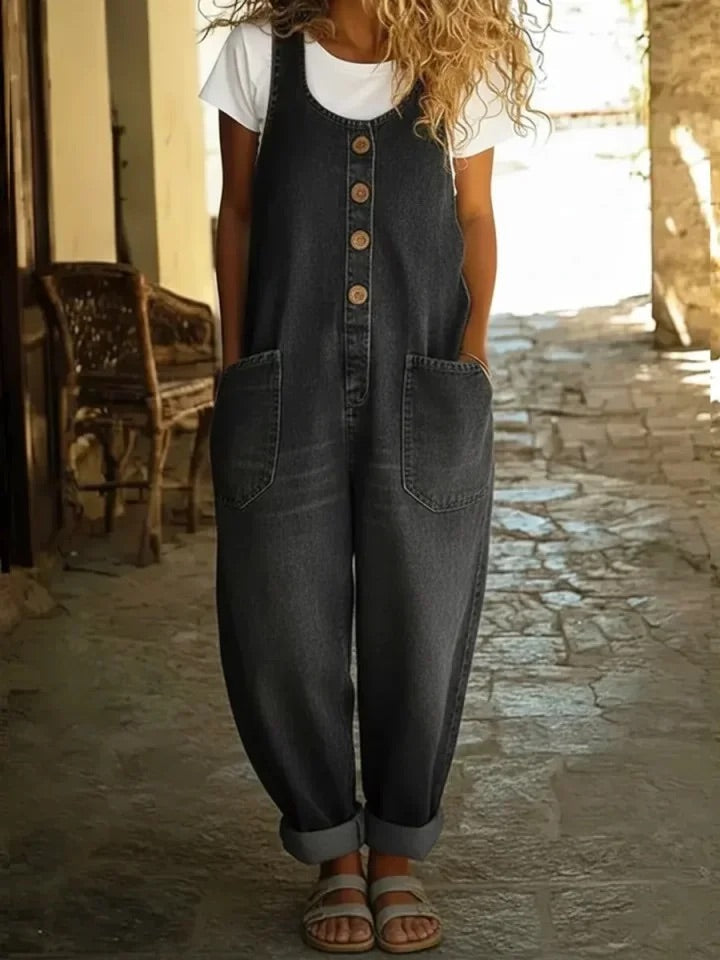 Jumpsuit Ruth en denim vintage lavé en coton, salopette bleue de Danoir Paris, porté sur mannequin, détails de couture visible.