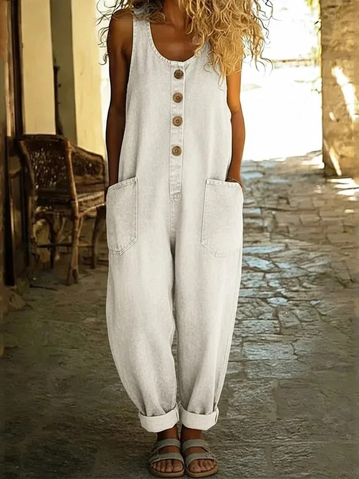 Salopette en denim vintage lavé de Danoir Paris, jumpsuit en coton bleu avec poches et bretelles, porté sur un mannequin.
