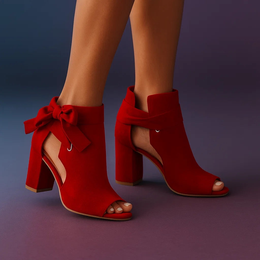 Sandales élégantes Marcella de Danoir Paris en kaki avec talons pour femmes, vues de côté sur une surface blanche.