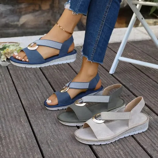 Sandales Luna Côtières Danoir Paris en kaki, avec semelle plate et design élégant, visibles en gros plan.