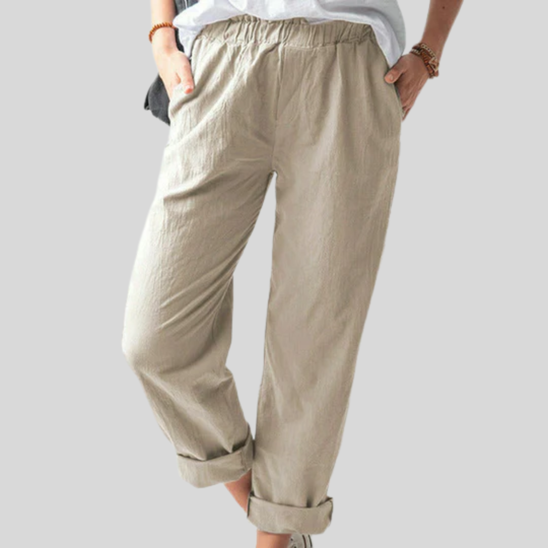 Pantalons à structure souple Neria de Danoir Paris en kaki, tissu léger et confortable, vue en gros plan.