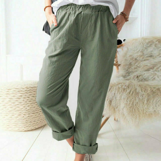 Pantalons Neria à structure souple de Danoir Paris en kaki, vue de face avec détails du tissu.