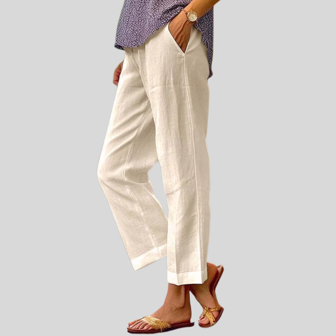 Pantalon relaxé classique Vayla de Danoir Paris en kaki, coupe décontractée, tissu confortable, porté sur un fond neutre.