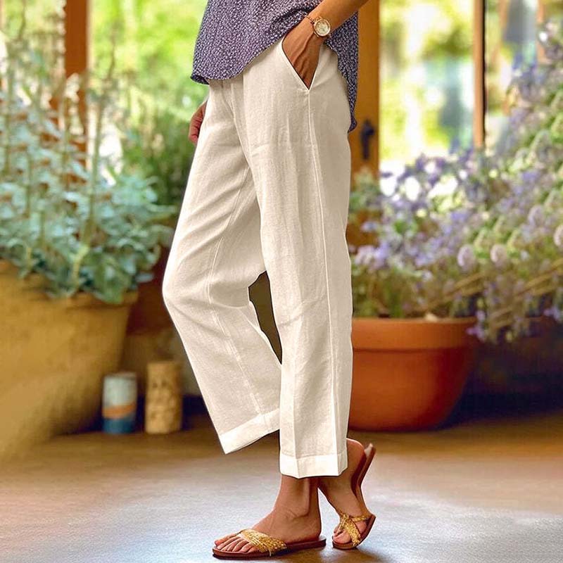 Pantalon relaxé classique Vayla de Danoir Paris en kaki, tissu doux et confortable, porté de face avec détails de couture.