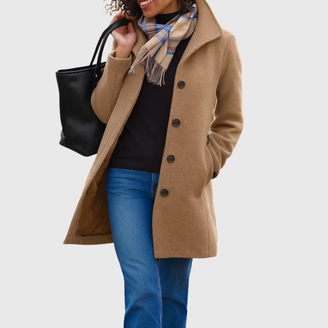 Manteau kaki Aurora de Danoir Paris avec un bouton, image montrant le tissu et la coupe élégante du manteau.