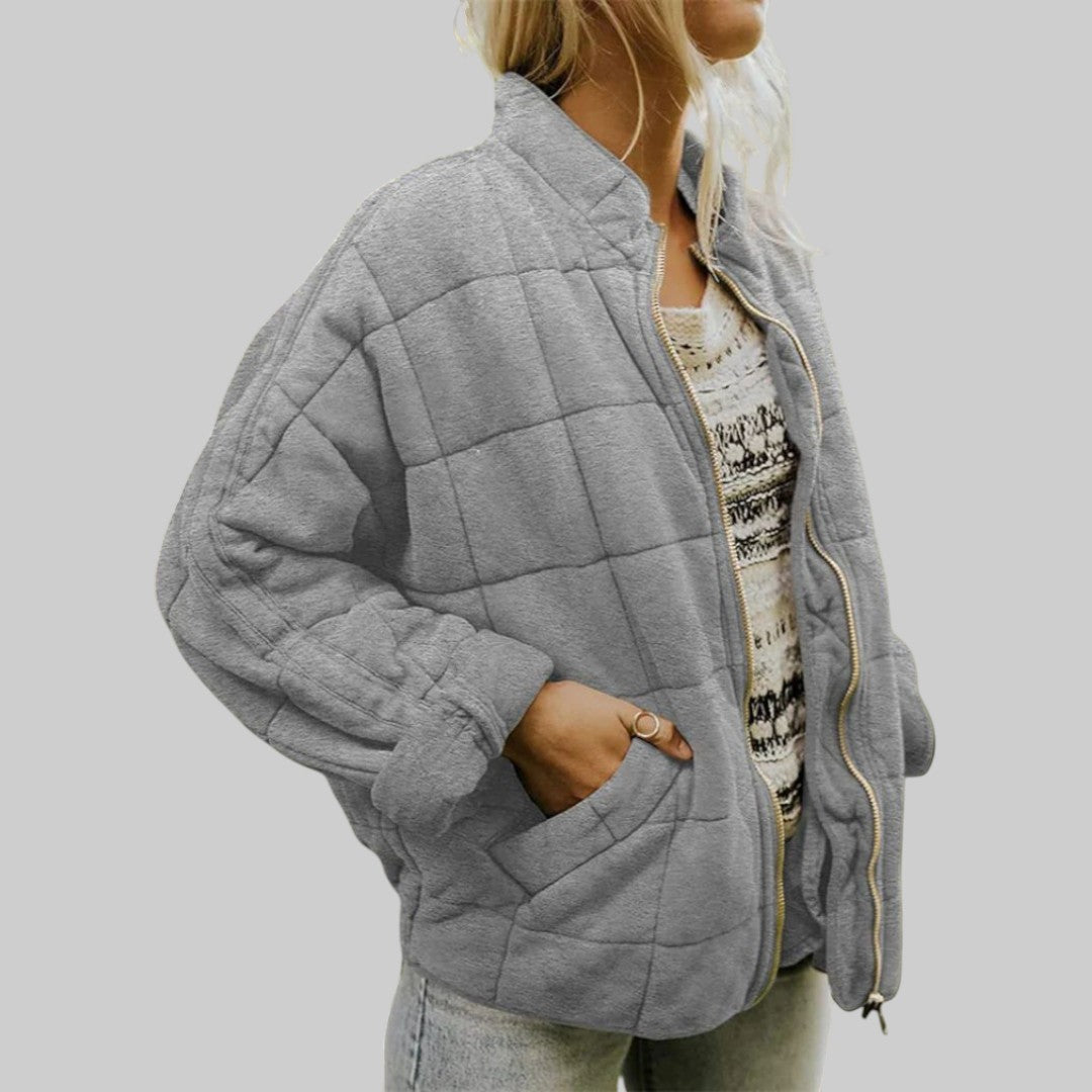 Veste matelassée oversize Danoir Paris Josiane en kaki, style élégant et moderne, visible dans cette image.