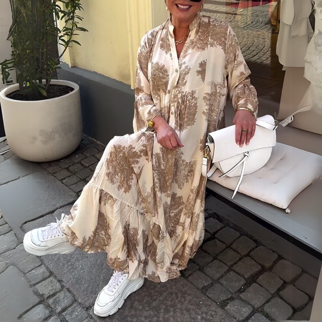 Robe longue kaki Nerina par Danoir Paris, élégante robe maxi en tissu fluide, portée de profil avec décolleté subtil.