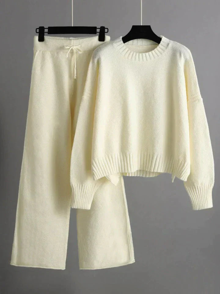 Ensemble tricoté chic Cécile de Danoir Paris en kaki, vêtement élégant à taille unique, porté par un mannequin.