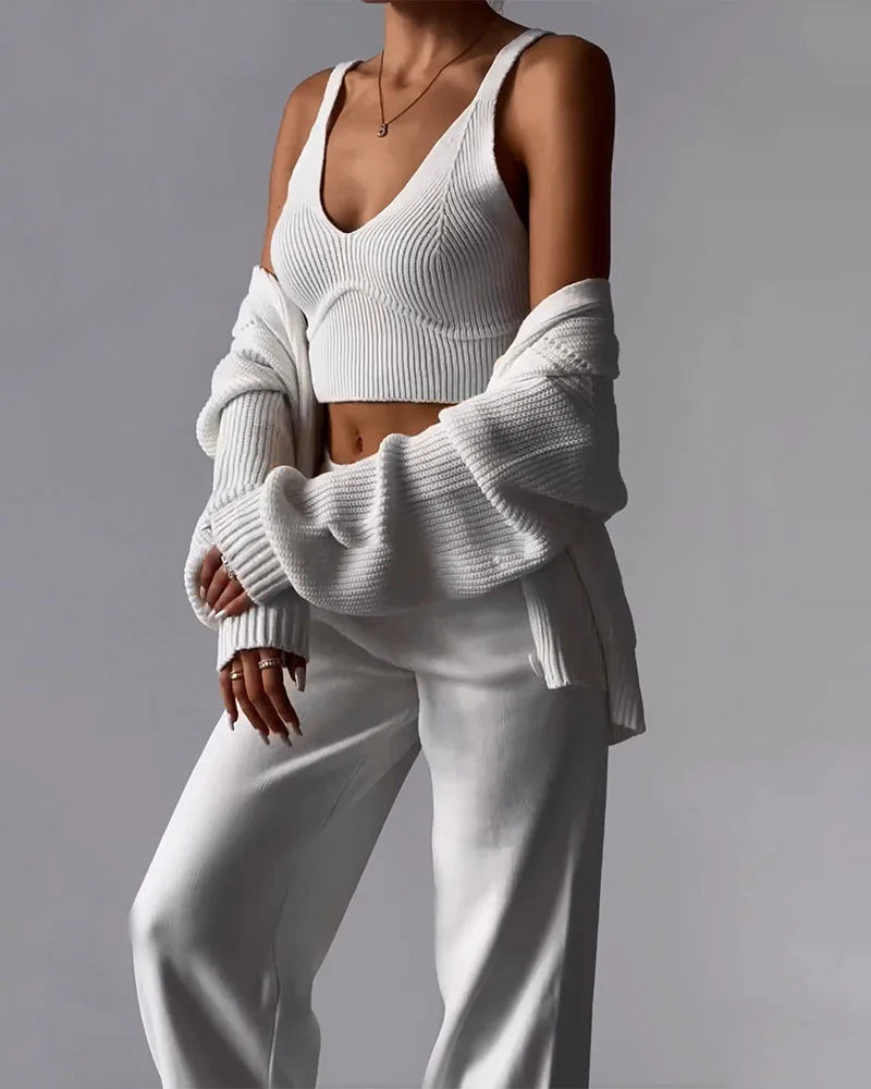 Ensemble tricoté élégant Amandine de Danoir Paris en kaki, comprenant un haut et un pantalon, porté par un mannequin.