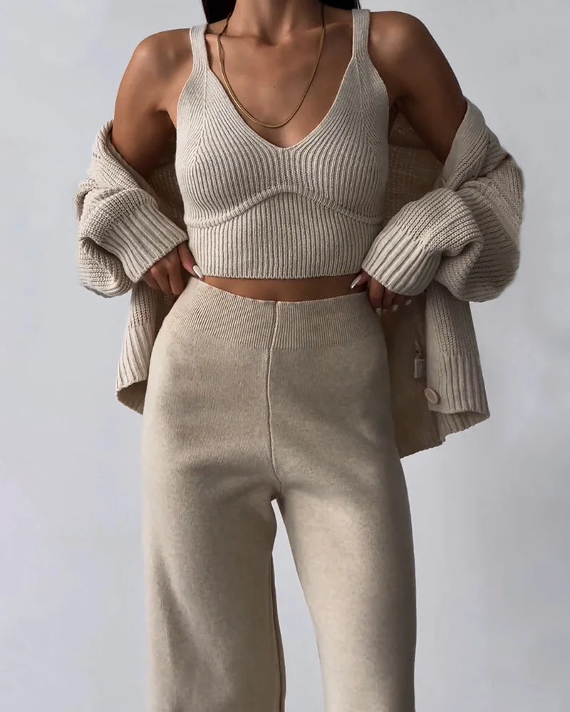 Ensemble tricoté élégant Amandine de Danoir Paris en kaki, vêtement féminin en laine, style sophistiqué et confortable.