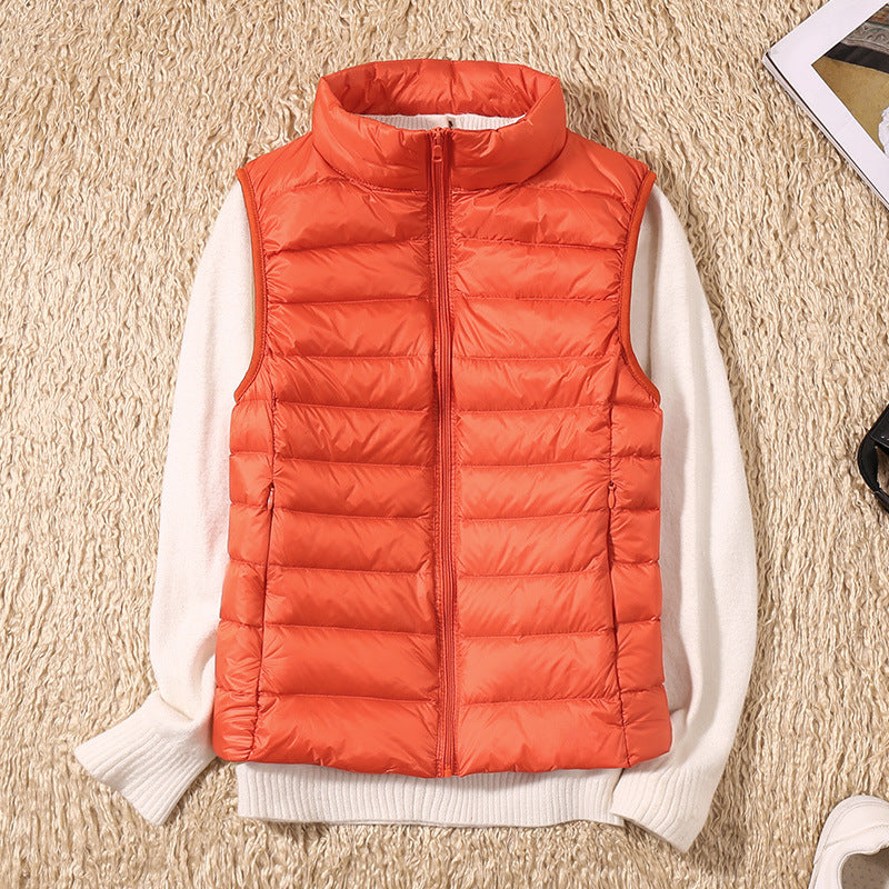 Gilet élégant en duvet Saphire de Danoir Paris, coloris kaki, porté avec col montant et fermeture zippée, taille XS.