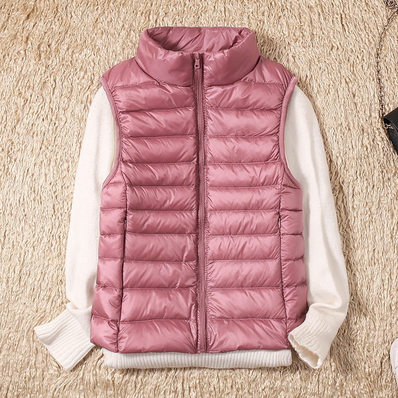 Gilet élégant en duvet Saphire de Danoir Paris, couleur kaki, porté, détail du tissu léger et finition soignée.