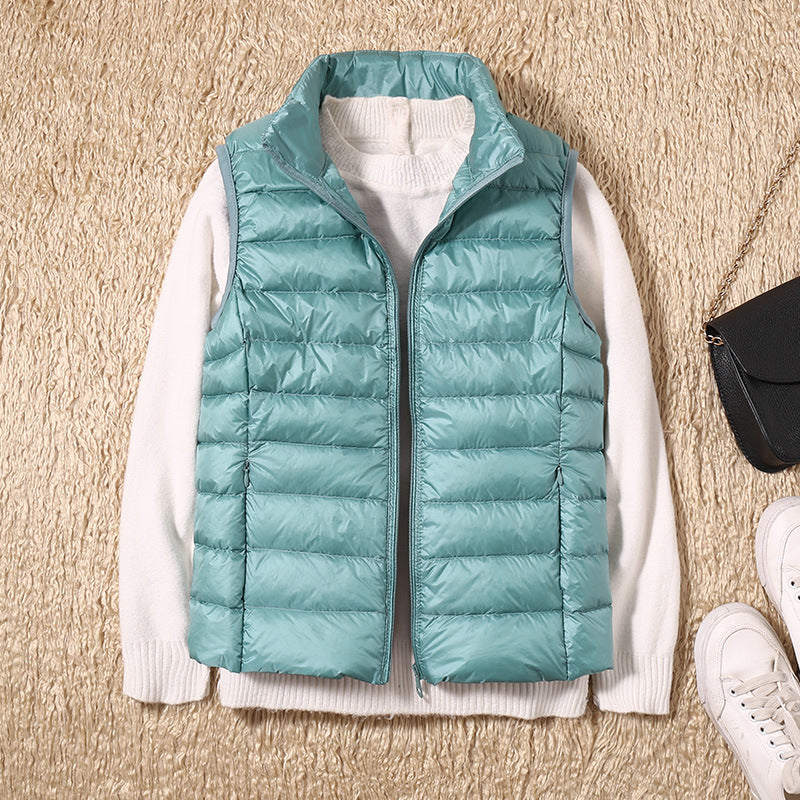 Gilet élégant en duvet Saphire de Danoir Paris, couleur kaki, taille XS, porté, détails du tissu et coupe sophistiquée.