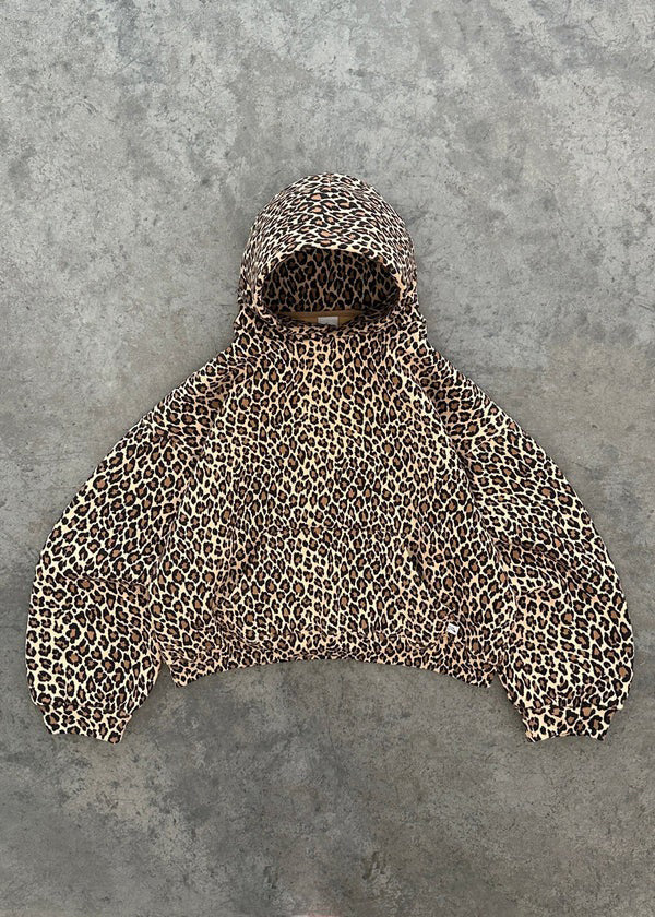 Sweat à capuche léopard Noémie de Danoir Paris, coupe chic, tissu doux avec motif léopard, porté sur mannequin.