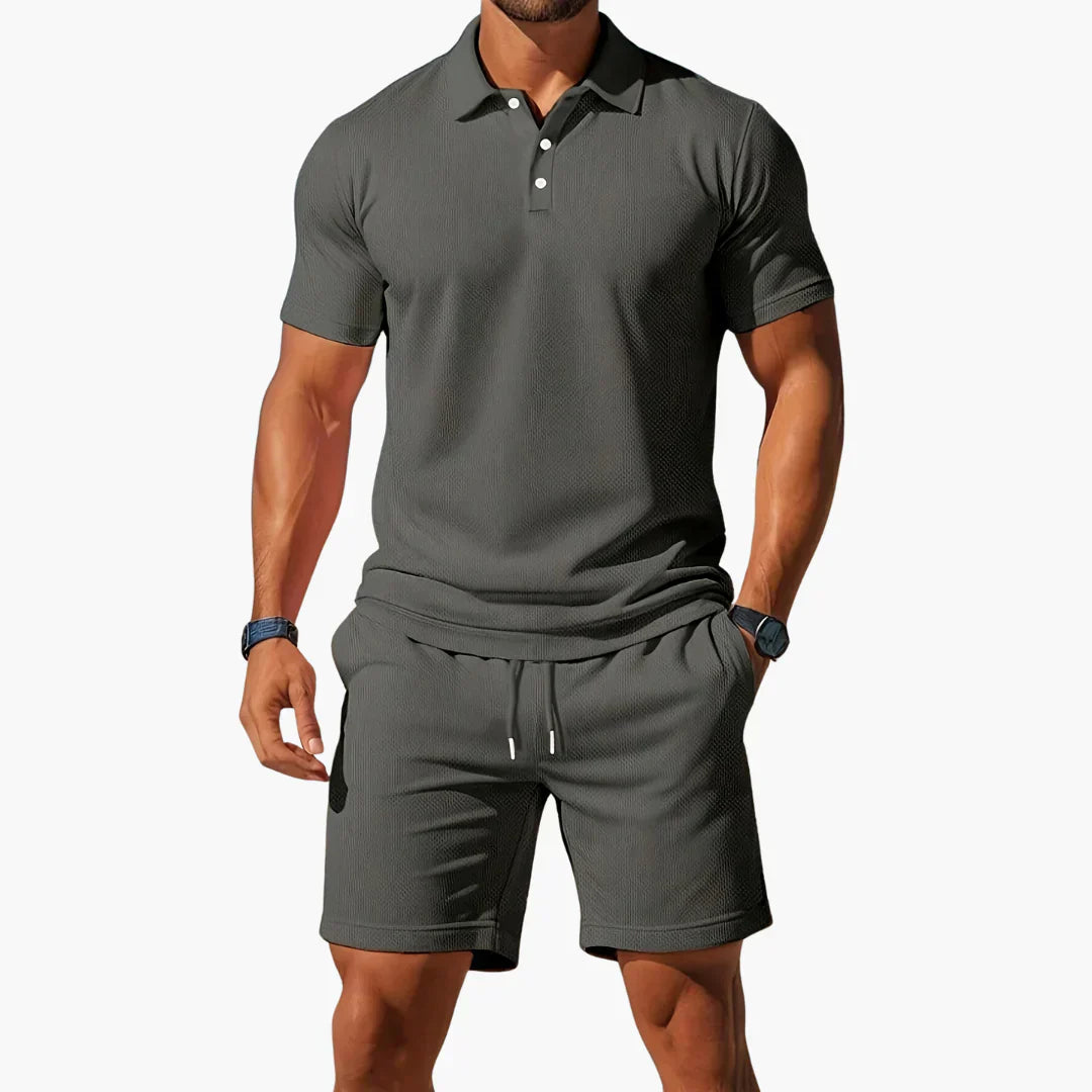 Ensemble polo élégant Milan de Danoir Paris, polo bleu clair avec détails raffinés, pour homme, vue de devant.