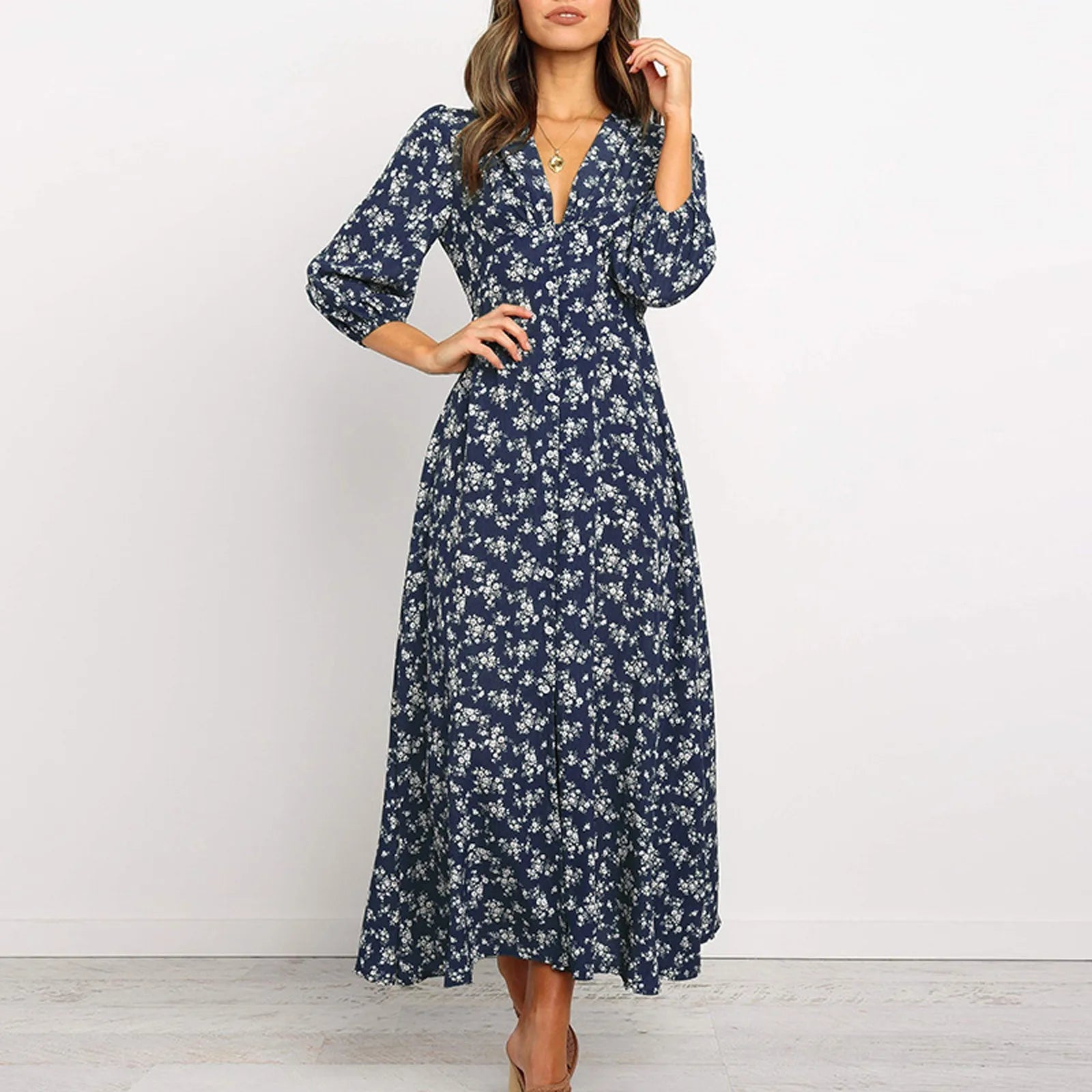 Robe fleurie élégante Jane de Danoir Paris en tissu marin avec motifs floraux, longueur mi-mollet, pour femmes.