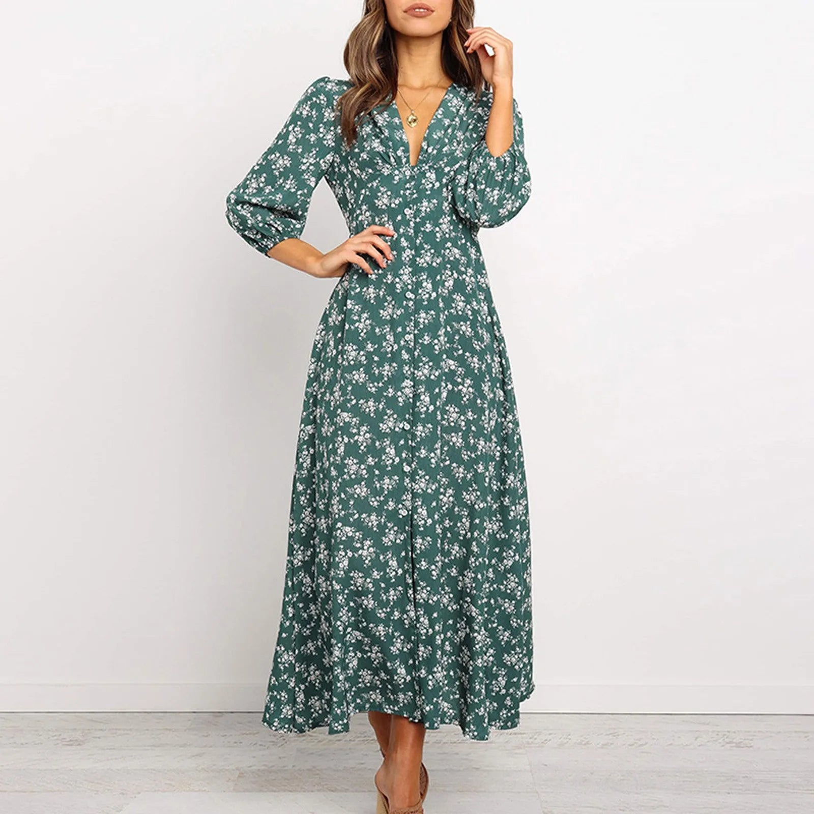 Robe fleurie élégante Jane de Danoir Paris en tissu marine, avec motif floral et coupe sophistiquée.