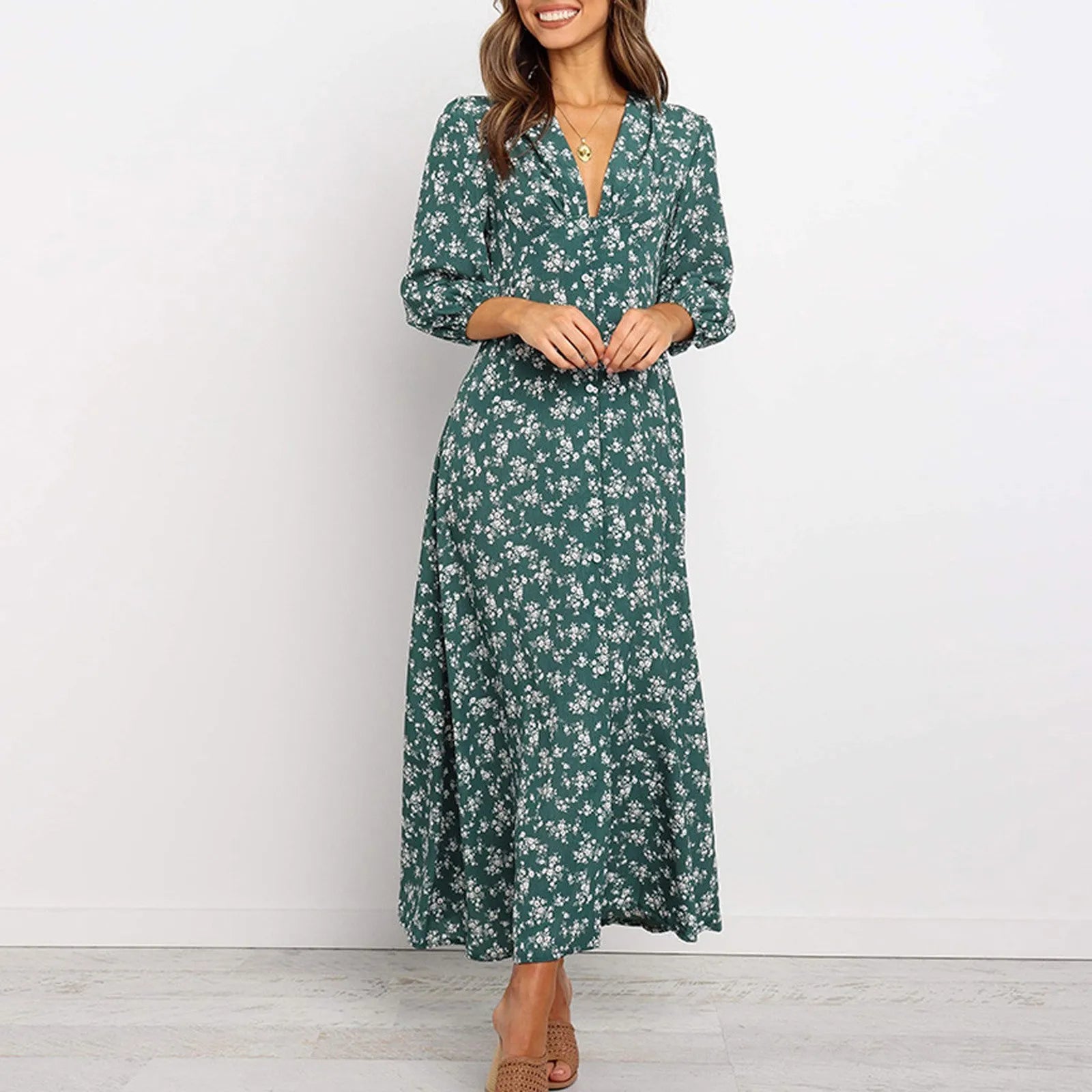 Robe fleurie élégante Jane de Danoir Paris, tissu marine, avec motifs floraux, coupe fluide et détails raffinés.