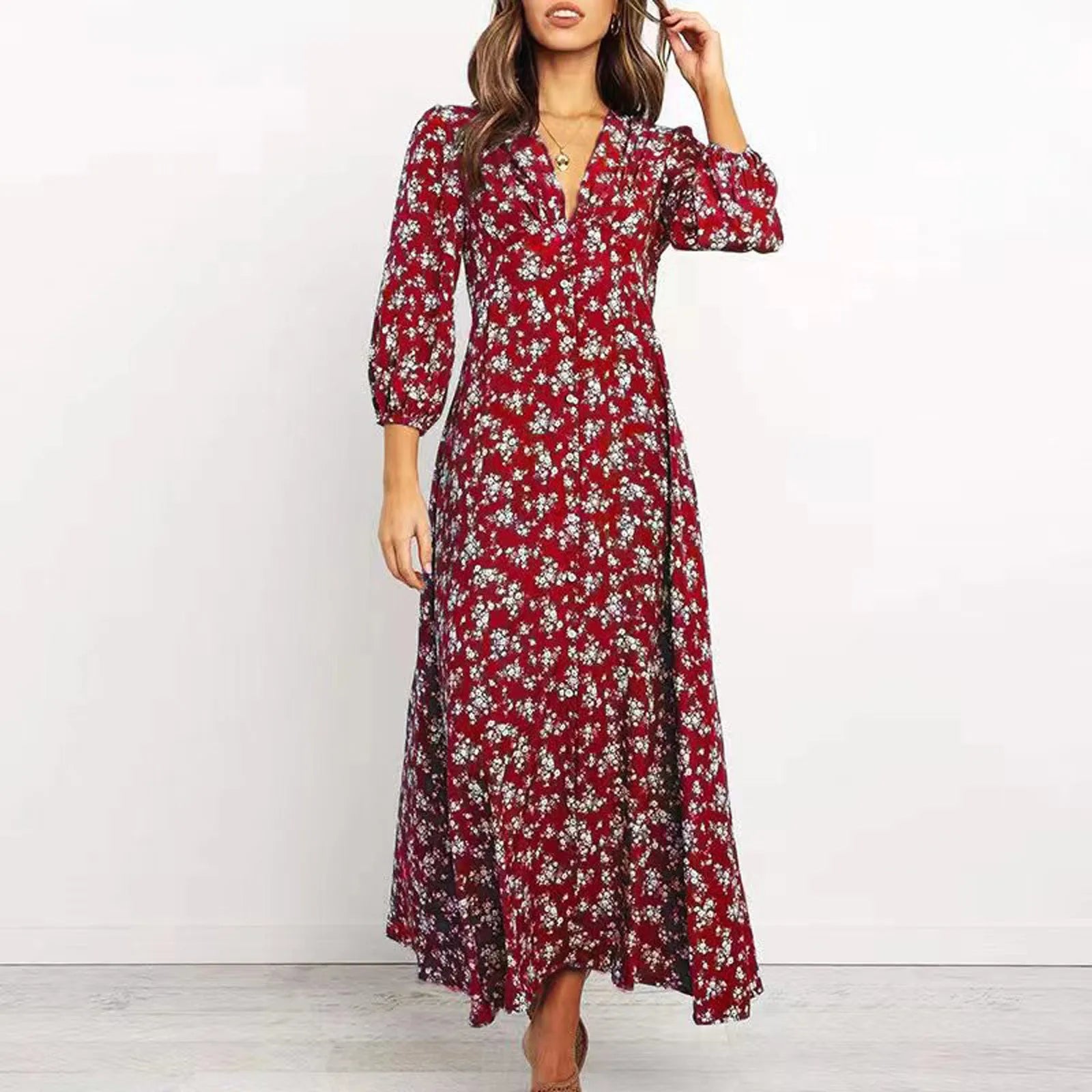 Robe fleurie élégante Jane de Danoir Paris en tissu marine avec motifs floraux, portée avec style.
