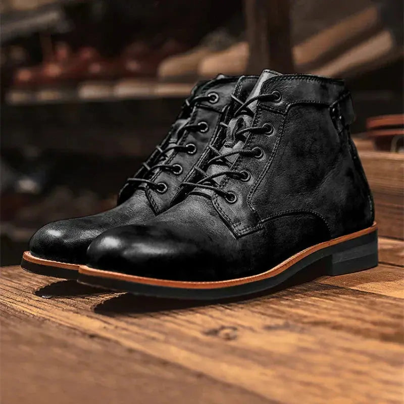 Bottes en cuir marron Hunter pour homme de Danoir Paris, montrant la texture et le design élégant de la chaussure.
