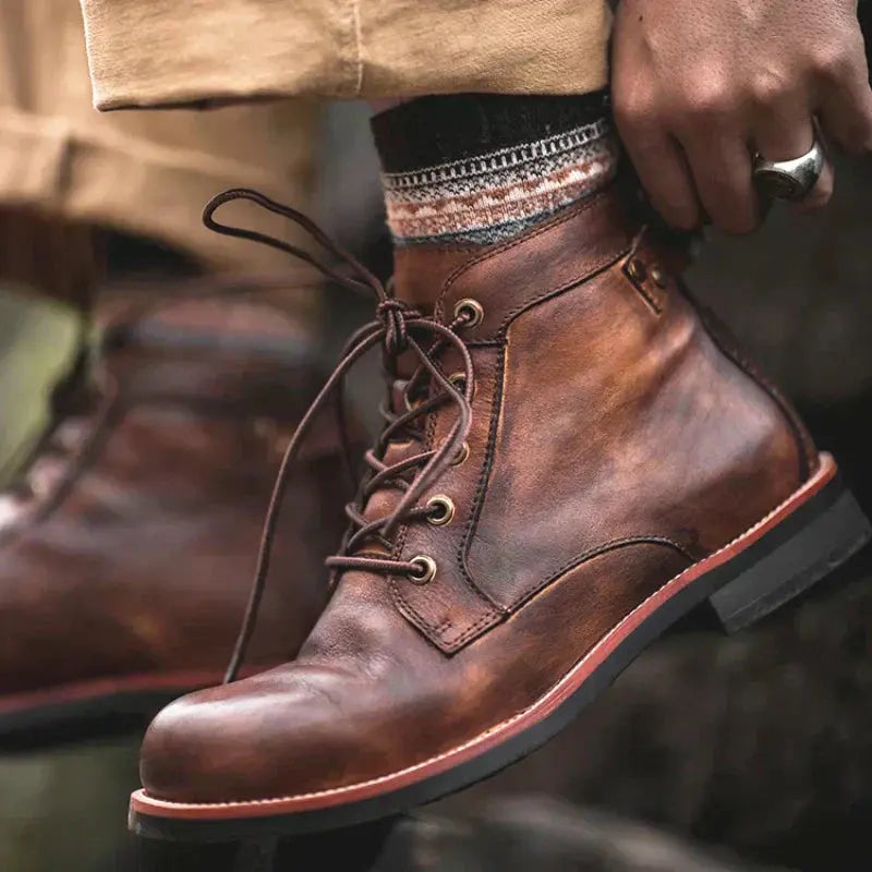 Bottes en cuir marron Hunter pour homme de Danoir Paris, vue de côté, avec lacets et semelle robuste.