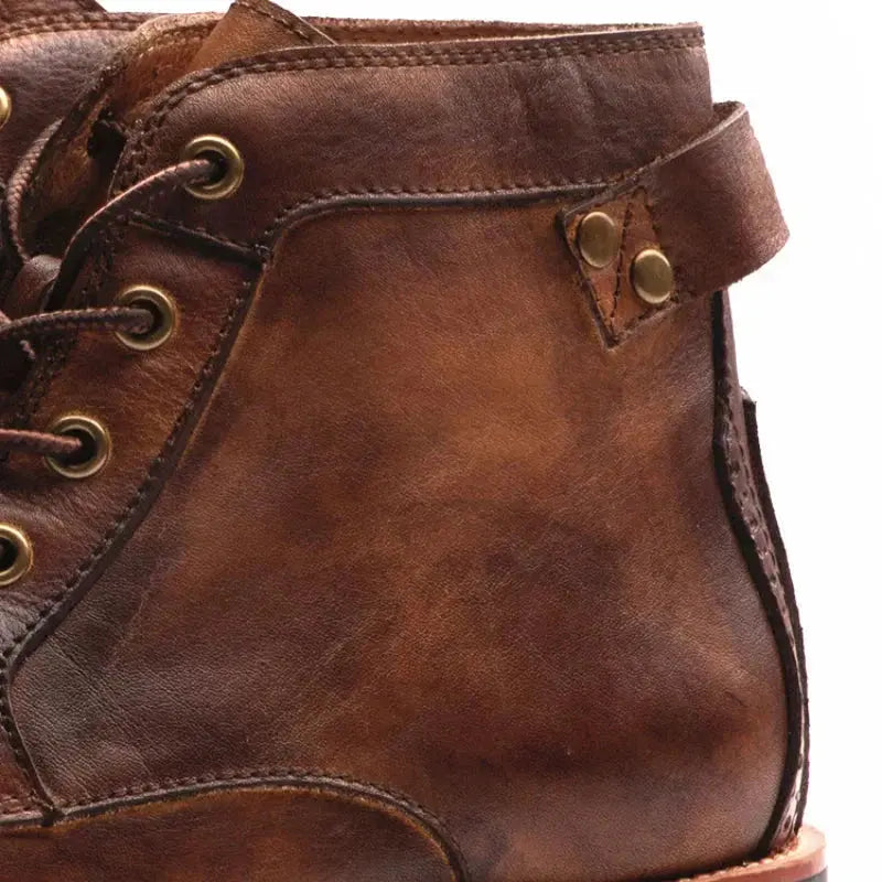 Bottes en cuir marron Hunter™ pour homme de Danoir Paris, affichant la matière en cuir et la silhouette élégante.