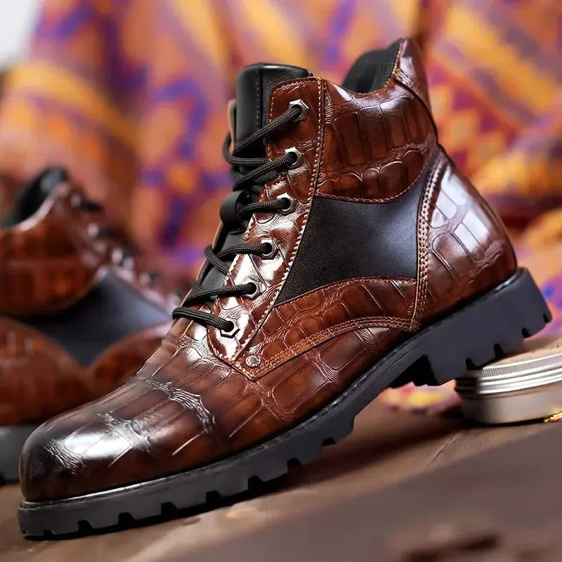 Bottes en cuir de crocodile marron Rendell™ de Danoir Paris, taille 39, avec finition élégante et texture crocodile visible.