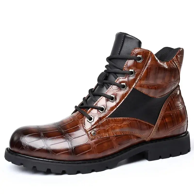 Bottes en cuir de crocodile marron Rendell™ de Danoir Paris, talon moyen et finition élégante, vue de profil.