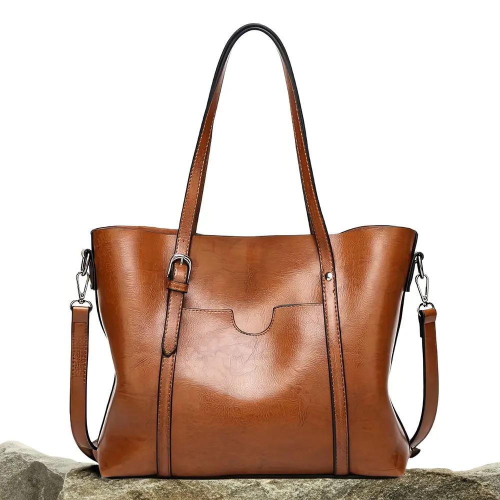 Sac à main Blythe de Danoir Paris en cuir marron, sac de luxe élégant et intemporel avec poignées et détails raffinés.