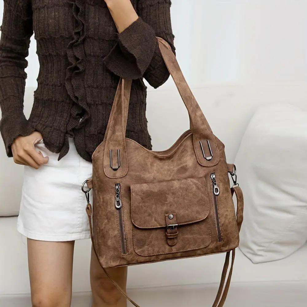 Sac à bandoulière Cecilia en marron de Danoir Paris, élégant et intemporel, avec détails sophistiqués visible sur l'image.