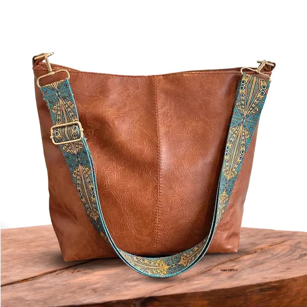 Sac à bandoulière vintage Danoir Paris Freya en cuir marron clair, élégant et intemporel, vue de face.