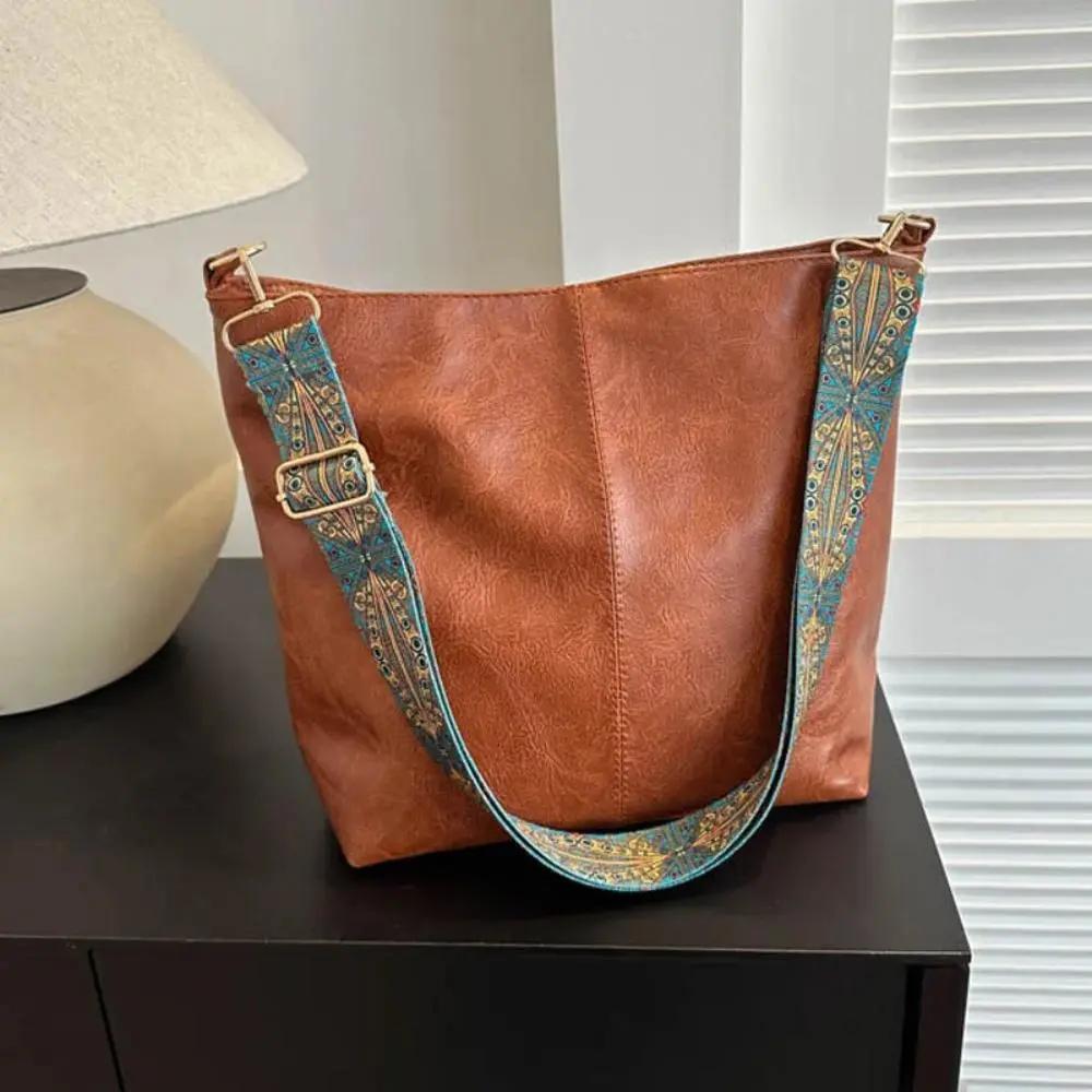 Sac à bandoulière vintage Danoir Paris Freya en cuir marron clair, élégant et intemporel, avec détails classiques.