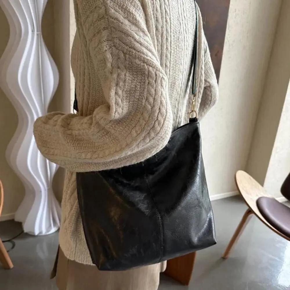 Sac à bandoulière vintage Danoir Paris Freya en cuir marron clair, design intemporel et élégant pour un look classique.