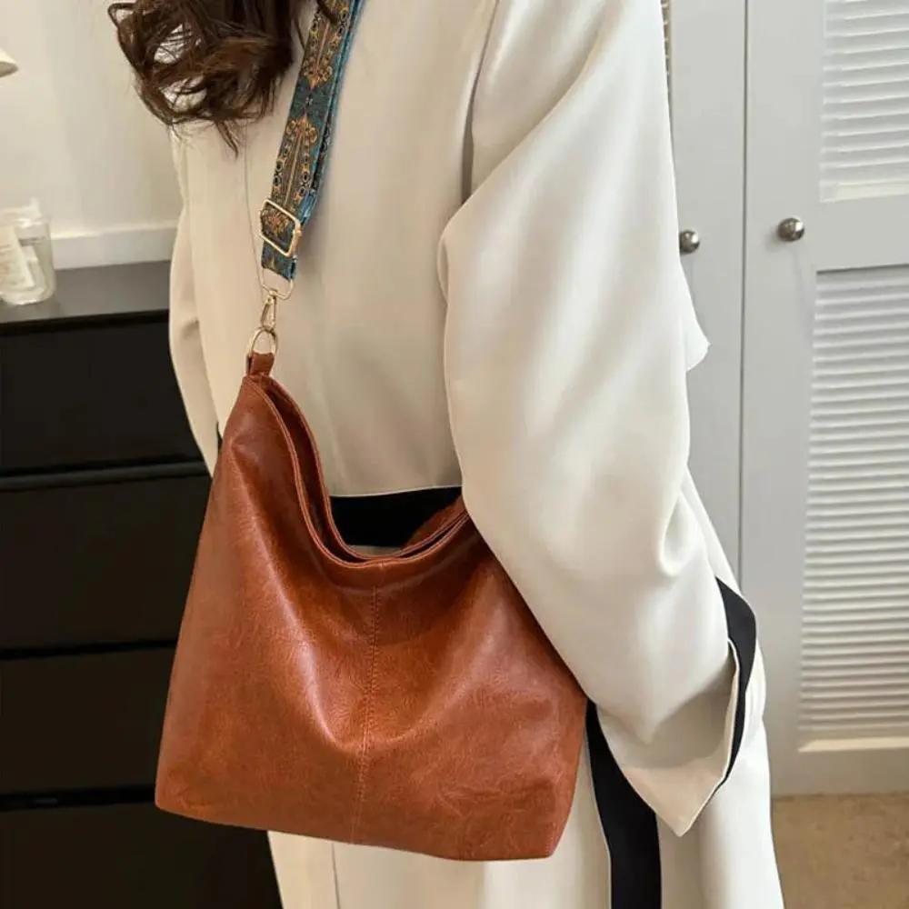 Sac à bandoulière vintage Danoir Paris Freya en cuir marron clair, élégante et intemporelle.
