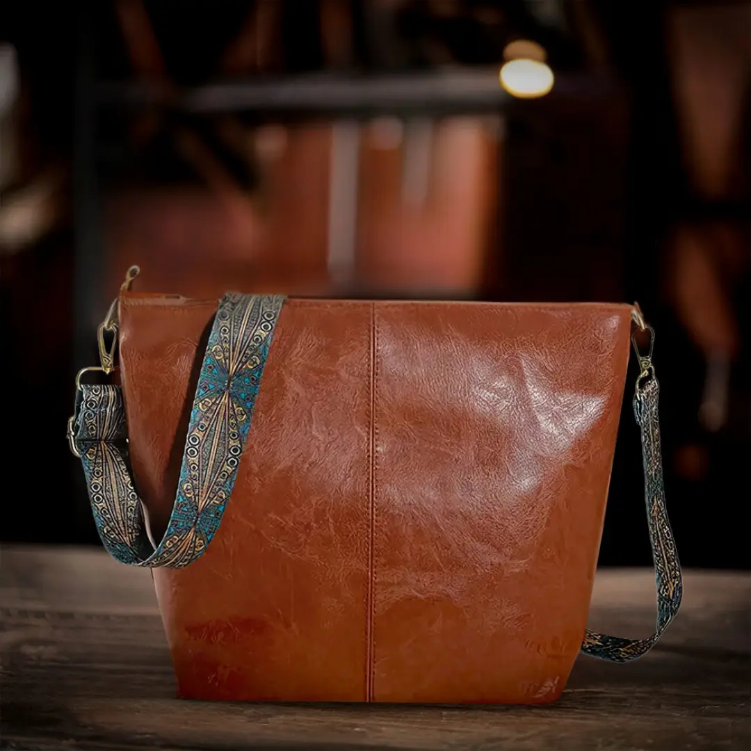 Sac à bandoulière vintage Danoir Paris Freya en cuir marron clair, style intemporel et élégant pour femme.