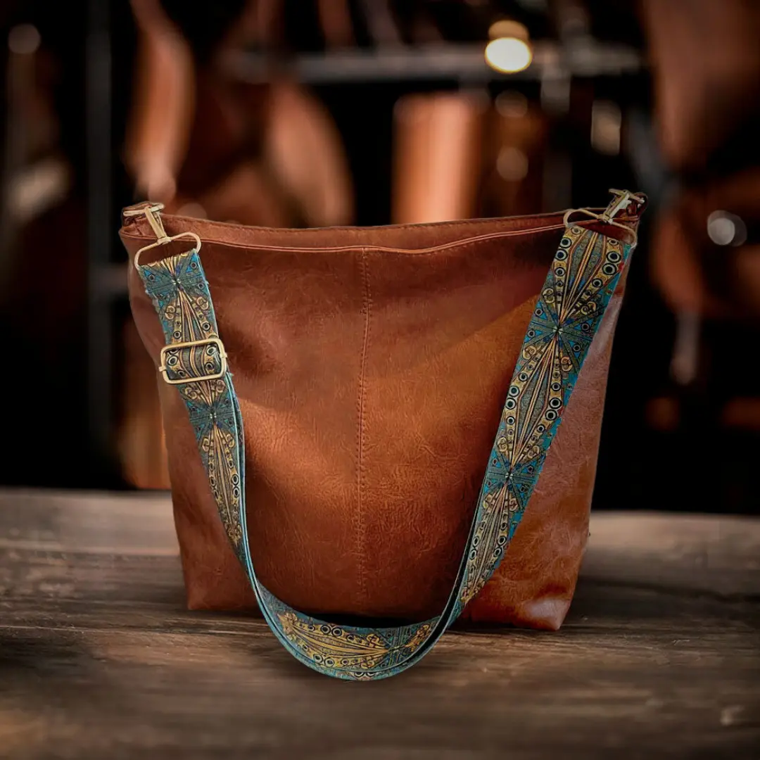 Sac à bandoulière vintage Danoir Paris Freya en cuir marron clair, design intemporel et élégant, idéal pour un look classique.