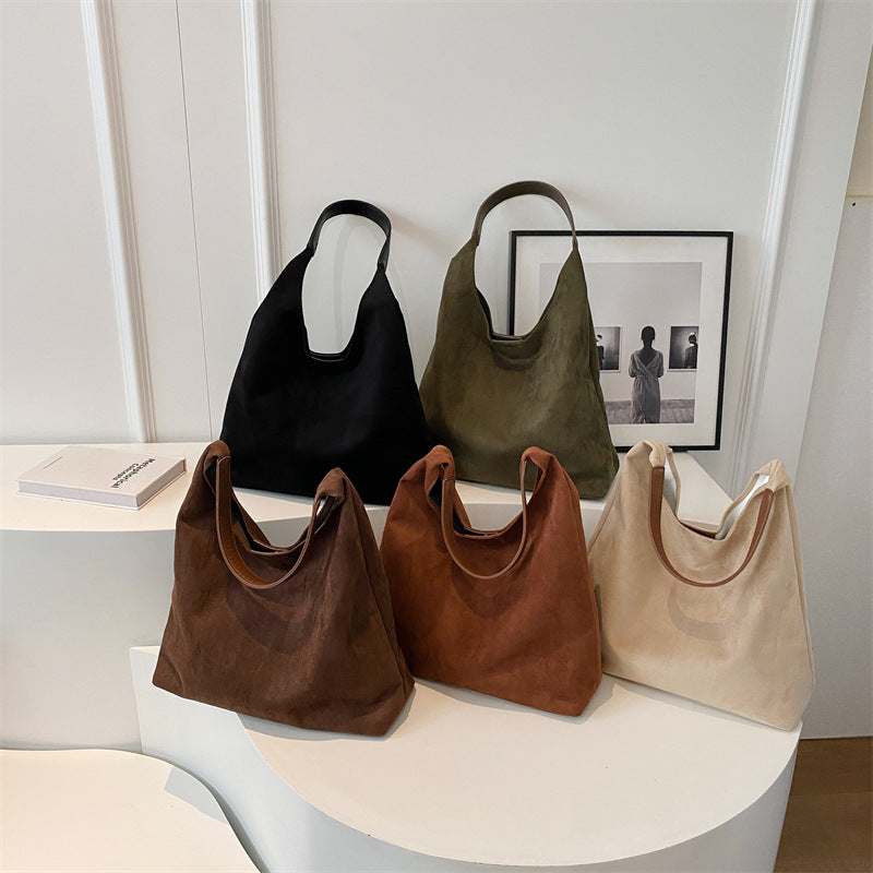 Cabas en daim marron clair de la marque Danoir Paris, sac à main élégant avec poignées et design épuré.
