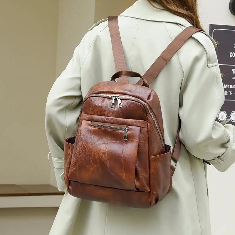Sac à dos Danoir Paris Cordelia en marron, sac à dos chic et intemporel avec design élégant et finition soignée.
