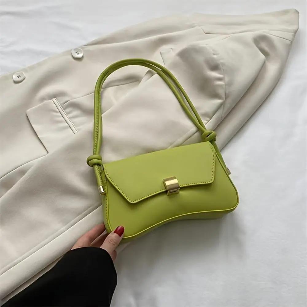 Sac à bandoulière Danoir Paris Daphne en cuir marron, style vintage, avec détails élégants et fermoirs classiques.