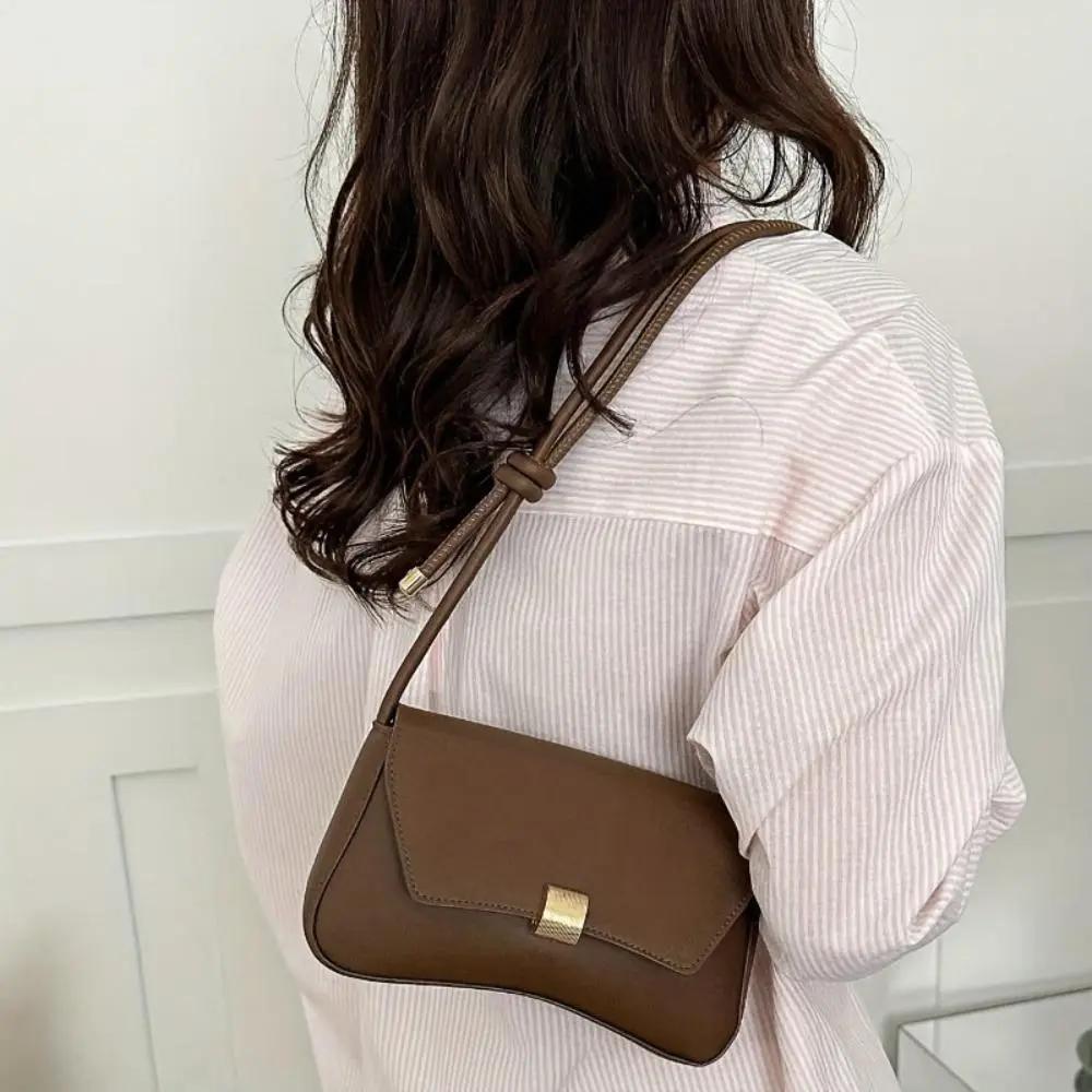 Sac à bandoulière Danoir Paris Daphne en cuir marron, sac vintage avec détails élégants et poignées confortables.