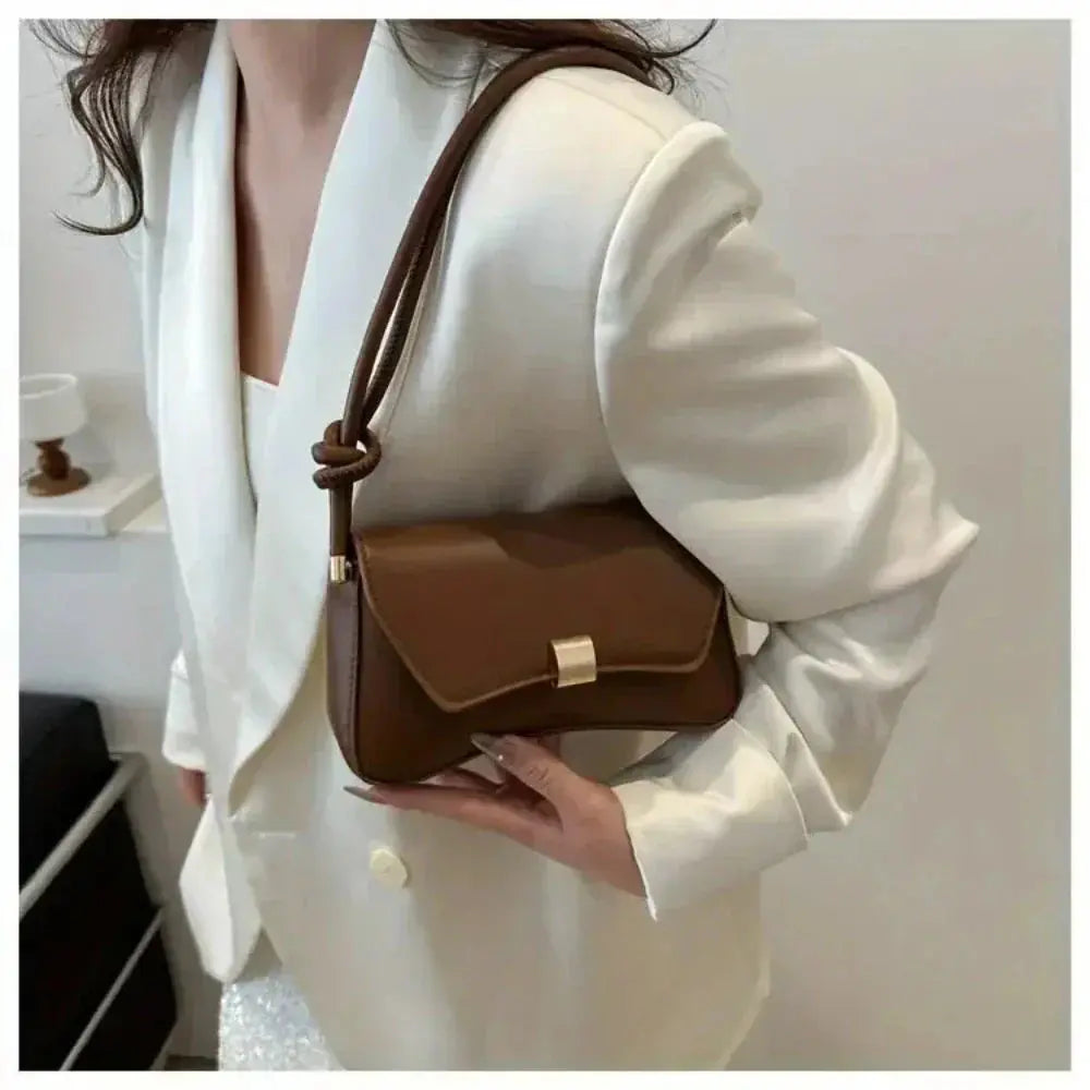 Sac à bandoulière Danoir Paris Daphne en marron, sac vintage au charme élégant, avec poignée et détails rétro visible.
