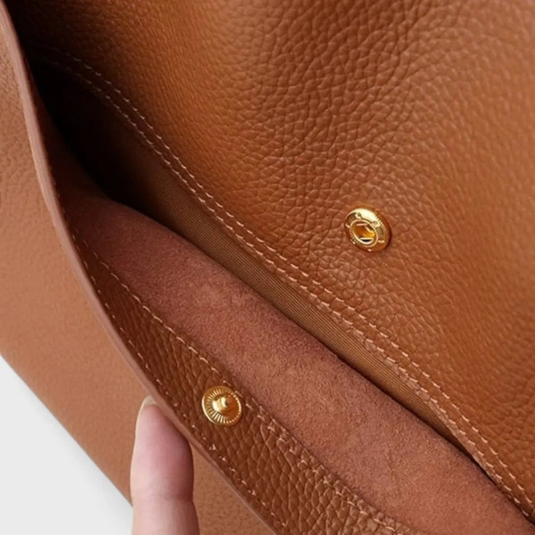 Sac à main en cuir marron Elise de Danoir Paris, accessoire élégant pour femmes avec poignées et détails sophistiqués.