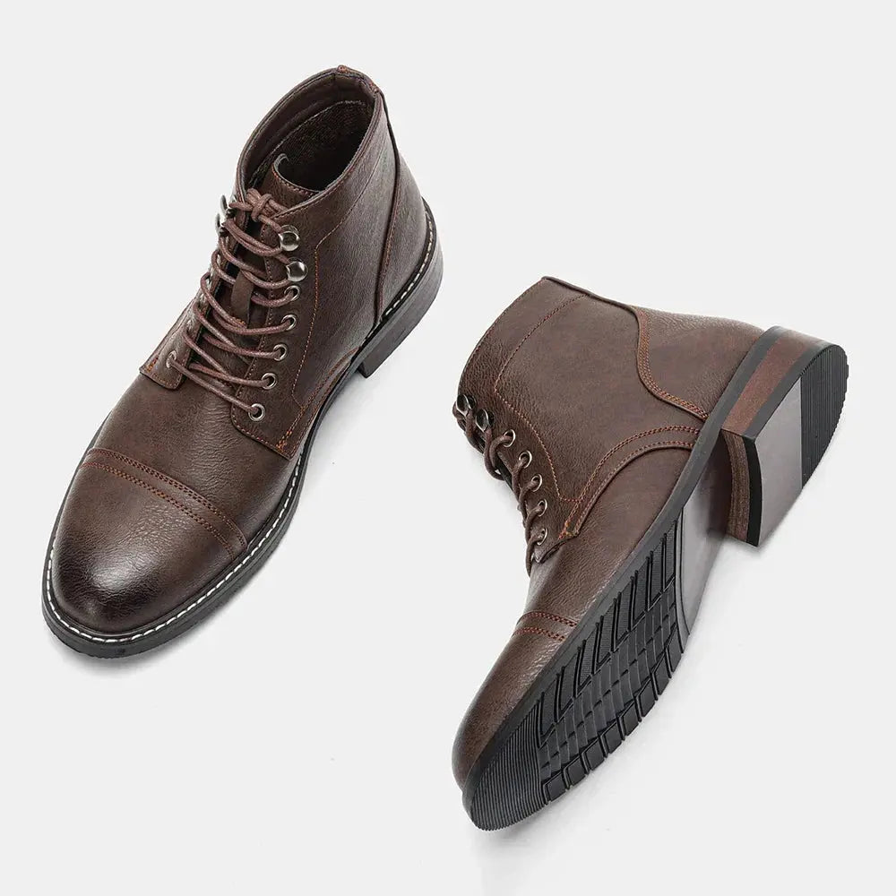 Bottes Derby classiques Dakota marron foncé de Danoir Paris, chaussures élégantes pour hommes, en cuir avec lacets.