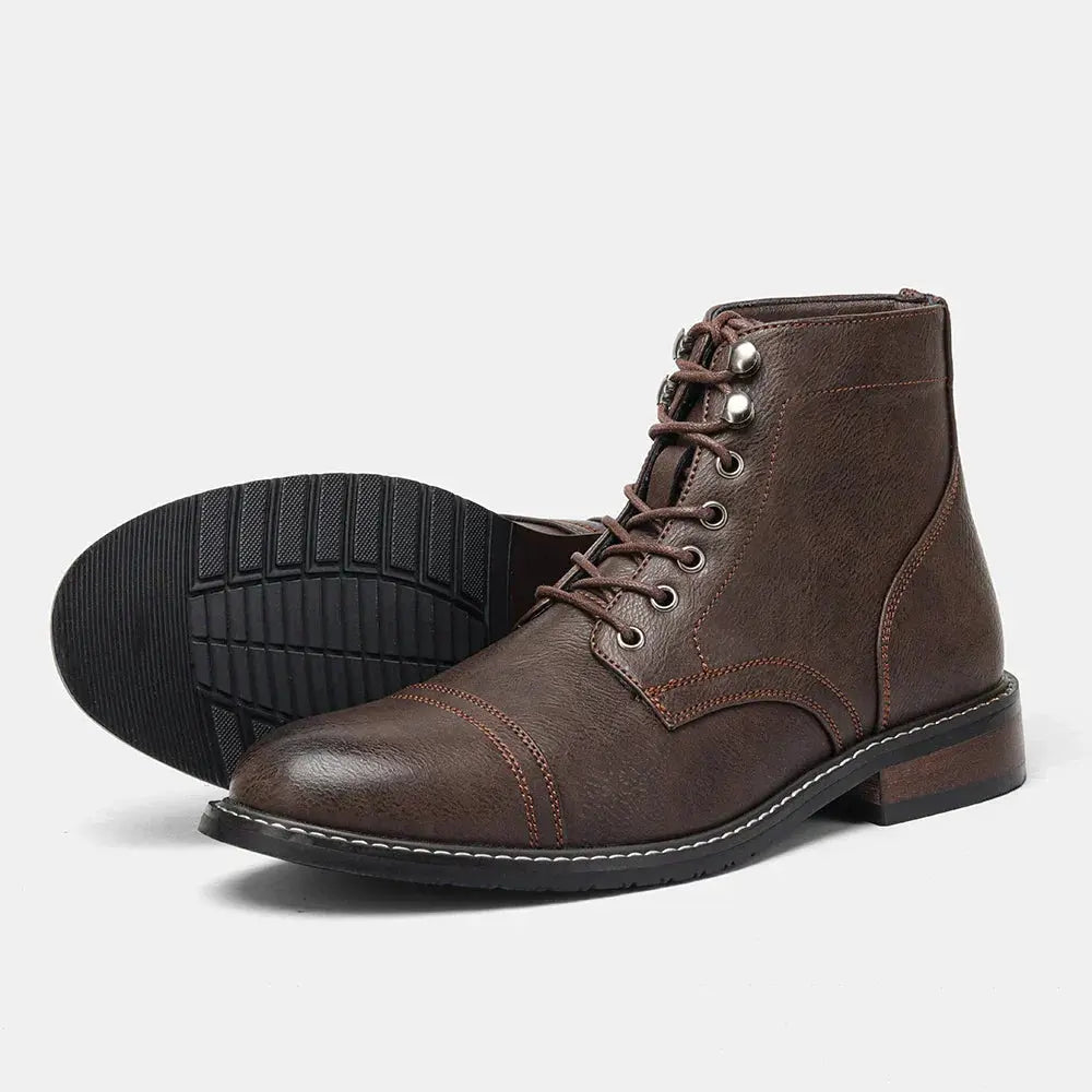 Bottes Derby classiques Dakota marron foncé de Danoir Paris, pointure 38, en cuir avec semelle en caoutchouc.