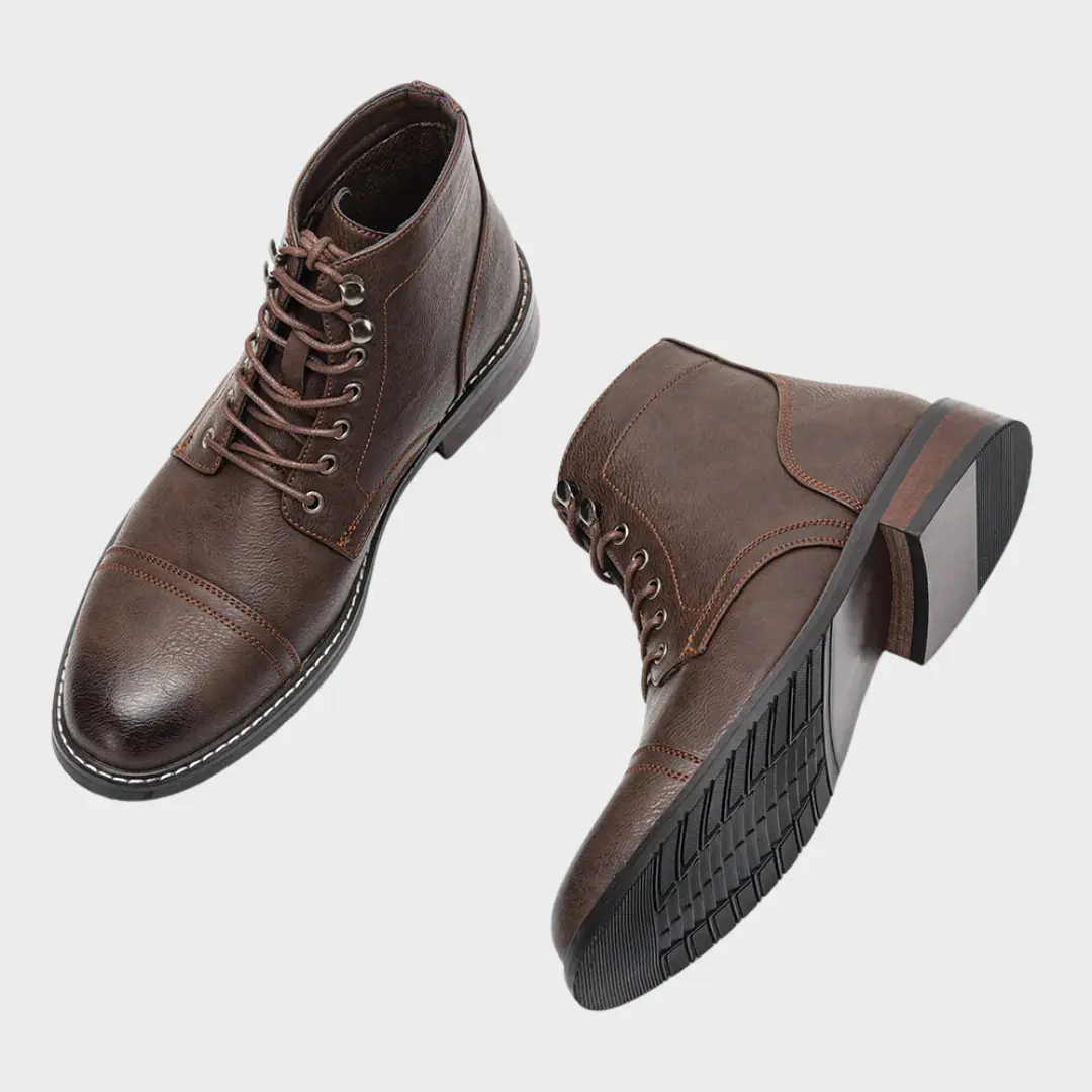 Bottes derby classiques Dakota marron foncé par Danoir Paris, en cuir, avec semelle robuste et design élégant pour femme.