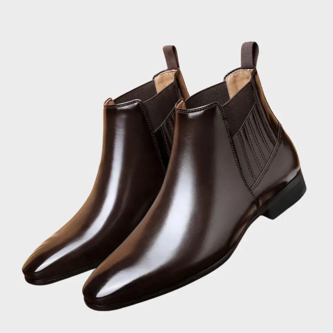 Bottines en cuir synthétique marron foncé Peyton de Danoir Paris, chaussure élégante pour femmes, vue de face.