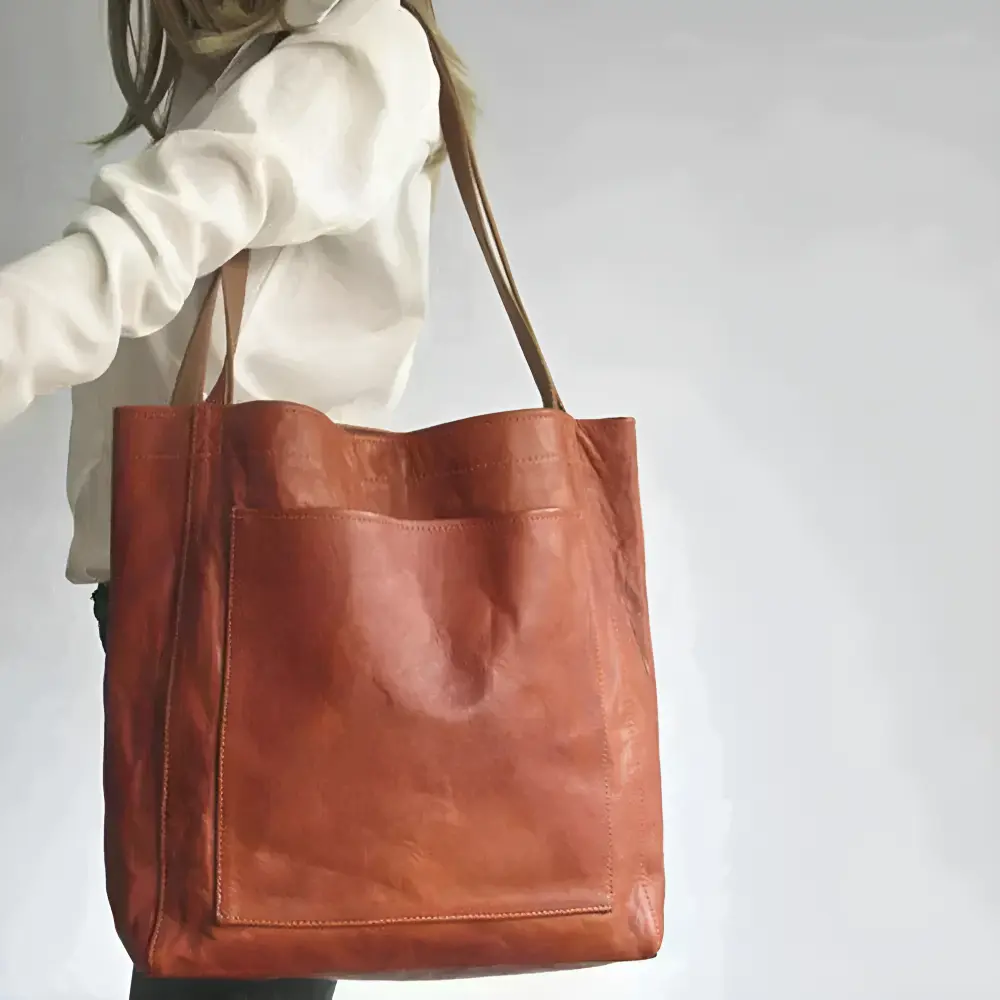 Sac de ville élégant Lila de Danoir Paris, marron, avec poignées et détails sophistiqués, vue de face.