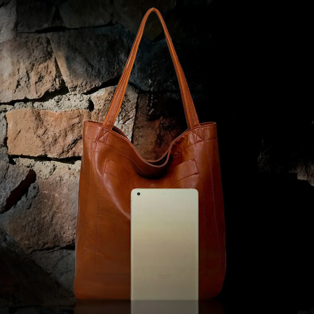 Sac de ville élégant Lila de Danoir Paris, en marron avec détails sophistiqués, vue de face sur fond neutre.