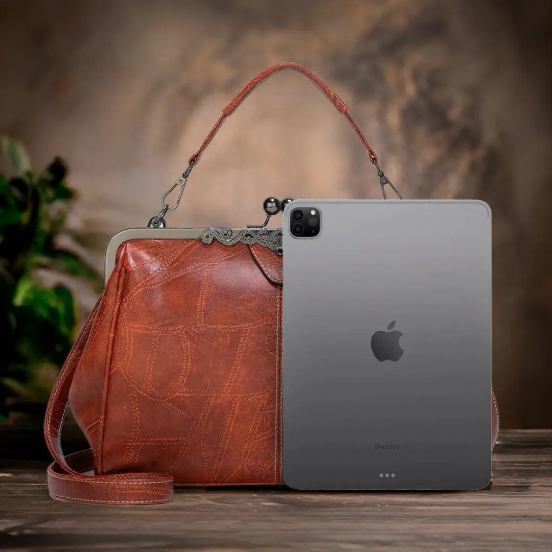 Sac à main vintage Danoir Paris Lorelei en cuir marron avec poignées élégantes et finition sophistiquée.
