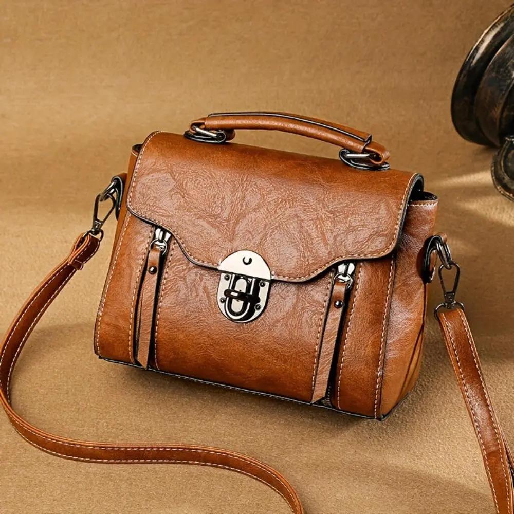 Sac à main rétro-chic Luna de Danoir Paris en marron, avec design élégant et détails vintage.